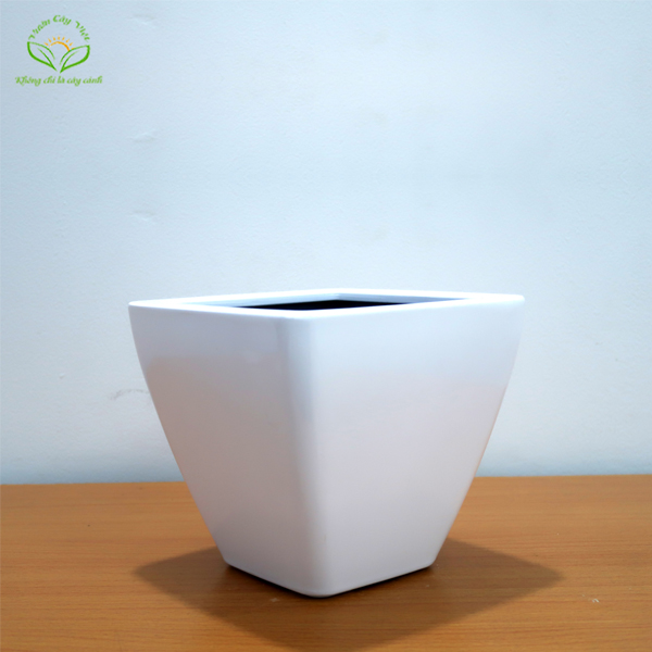 Chậu nhựa trụ vuông vát – CA001