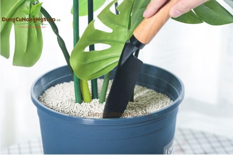 Bay tay lớn có thước đo màu đen mũi nhọn