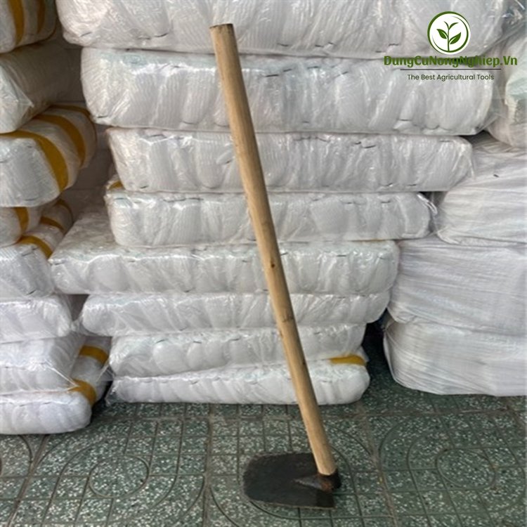 Cuốc cán gỗ dài 130cm
