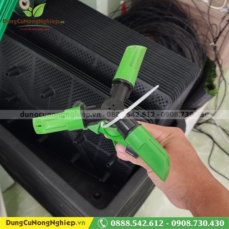 Béc cắm 3 tia đầu dẹp, xoay 360 độ HM569