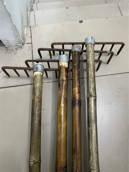 Cào lớn 8 răng làm vườn cán tre 140cm