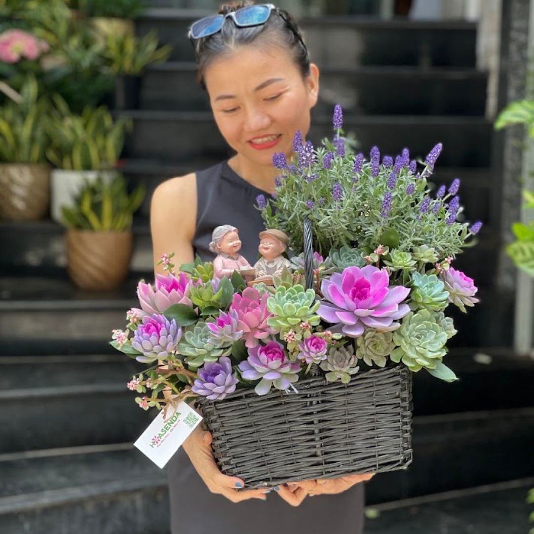 Hoa Tặng Bạn Gái: Giỏ Hoa Sen Đá Hồng Mix Hoa Lavender Tím Một Tình Yêu Nghiêm Túc