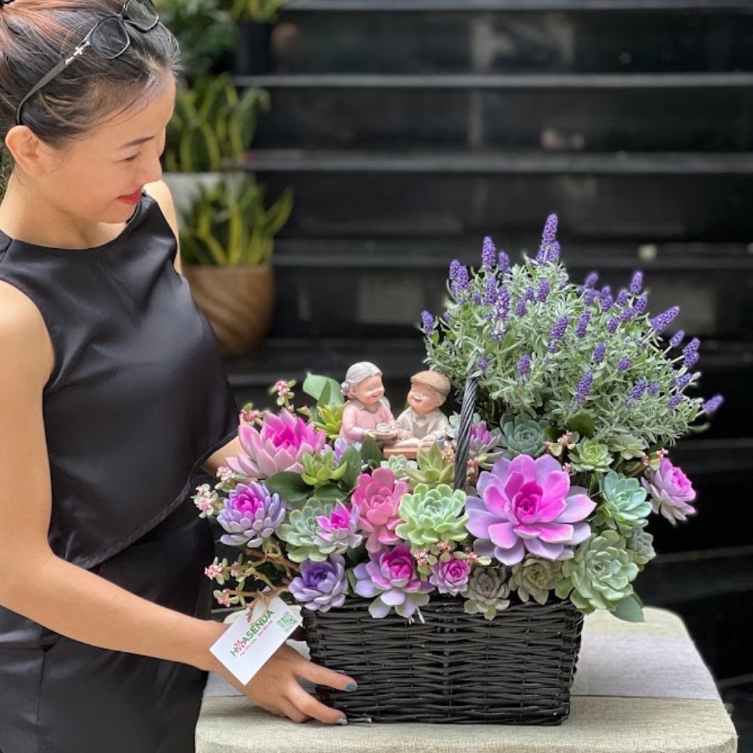 Hoa Tặng Bạn Gái: Giỏ Hoa Sen Đá Hồng Mix Hoa Lavender Tím Một Tình Yêu Nghiêm Túc 2