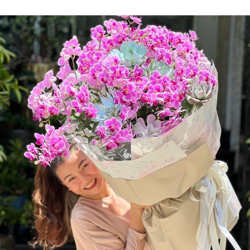 Hoa Tặng Sinh Nhật Người Yêu - Bó Hoa Lan Hồ Điệp Mini Màu Hồng Mix Sen Đá 2