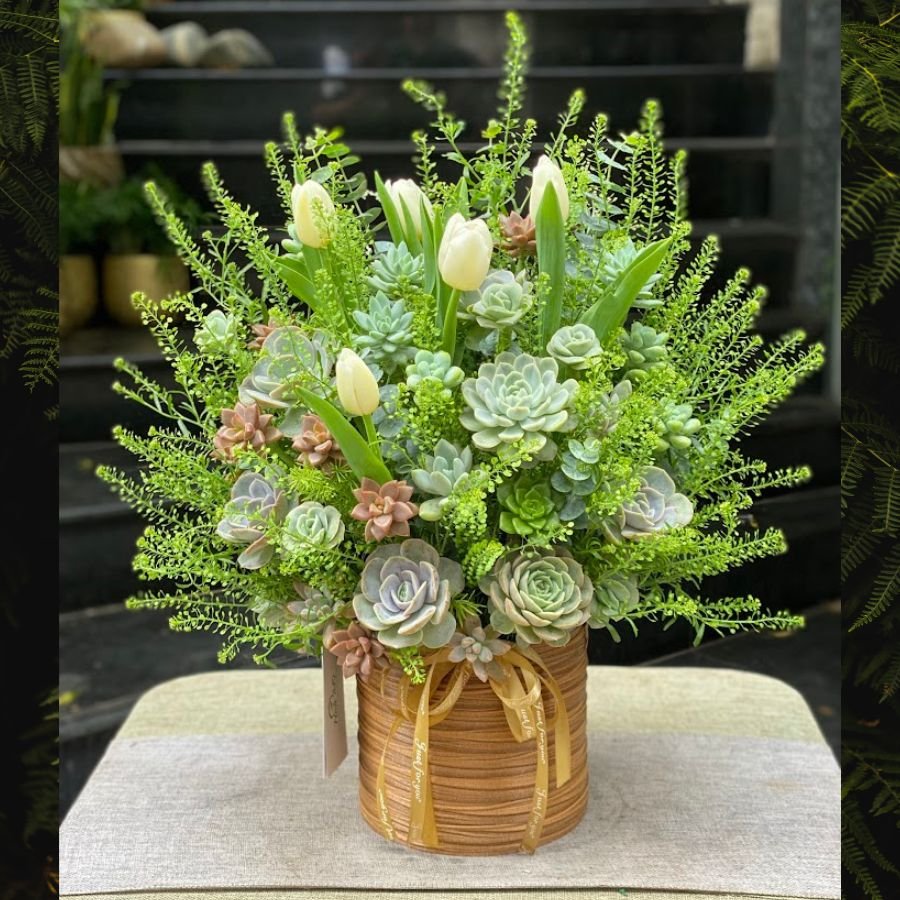 Lẵng Hoa Khai Trương Hồ Chí Minh - Giỏ Sen Đá Mix Hoa Tulip Trắng