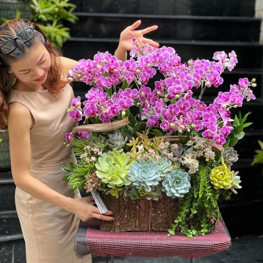 Giỏ Hoa Sinh Nhật Bằng Sen Đá Mix Hoa Lan Hồ Điệp Hồng 2