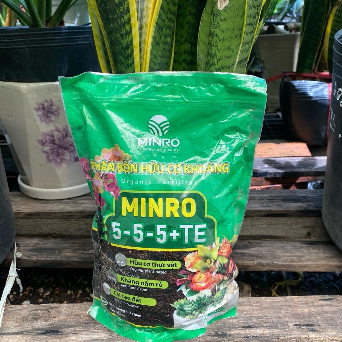 Phân hữu cơ khoáng Minro 5-5-5+TE gói 1kg cải tạo đất xanh lá dày lá
