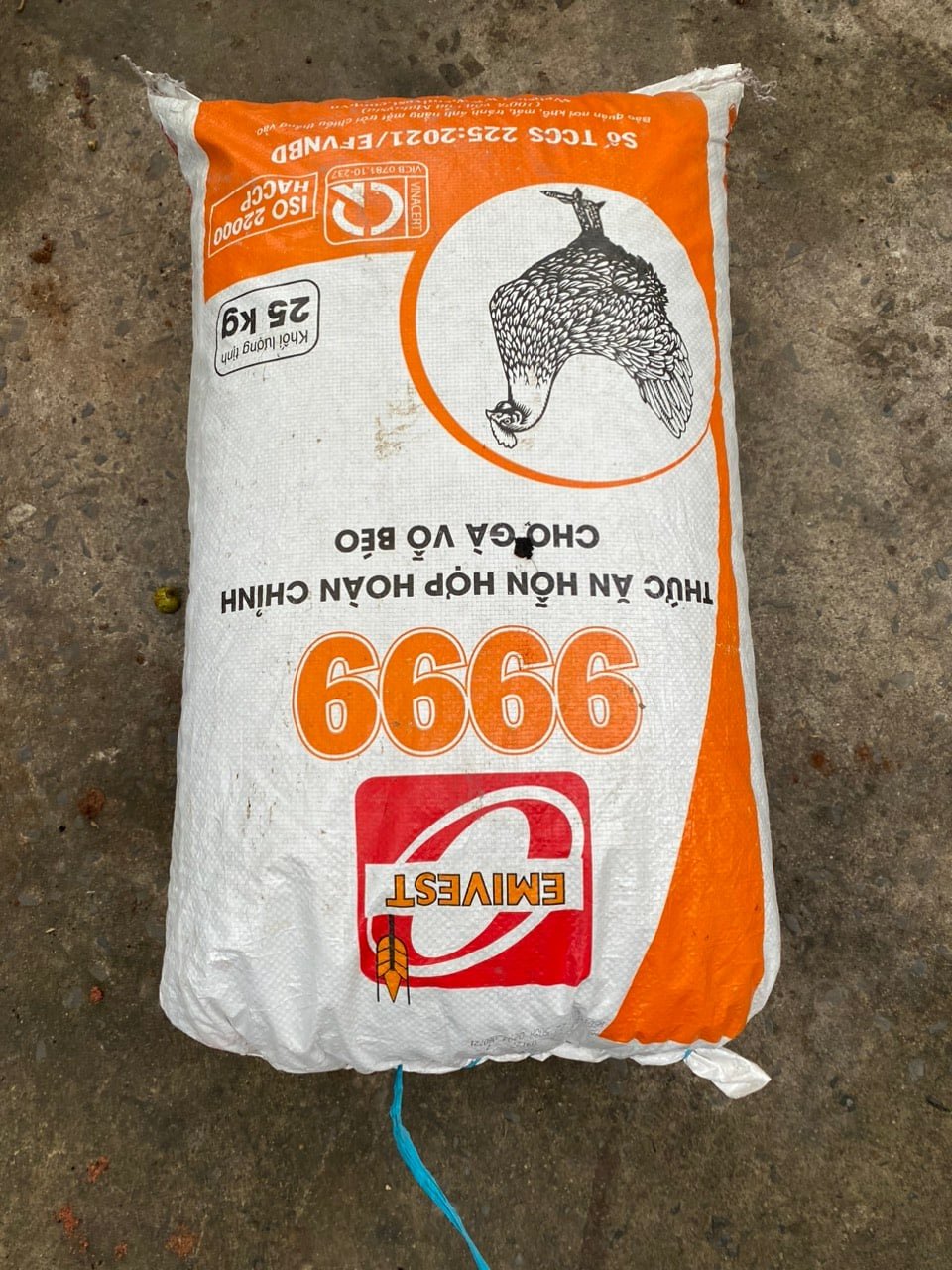 PHÂN BÒ KHÔ NGUYÊN CHẤT ĐÓNG BAO THẺ TÍCH 50 dm3 (8-10KG) 2