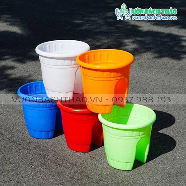 Chậu Nhựa Tròn Kẹp Ban Công 2