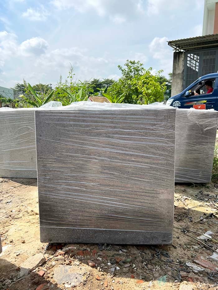 Chậu Xi Măng Đá Mài Vuông 60x60x60cm – Mẫu Chậu Lớn, Bền Chắc, Phù Hợp Trồng Cây Xanh Và Cây Ăn Quả